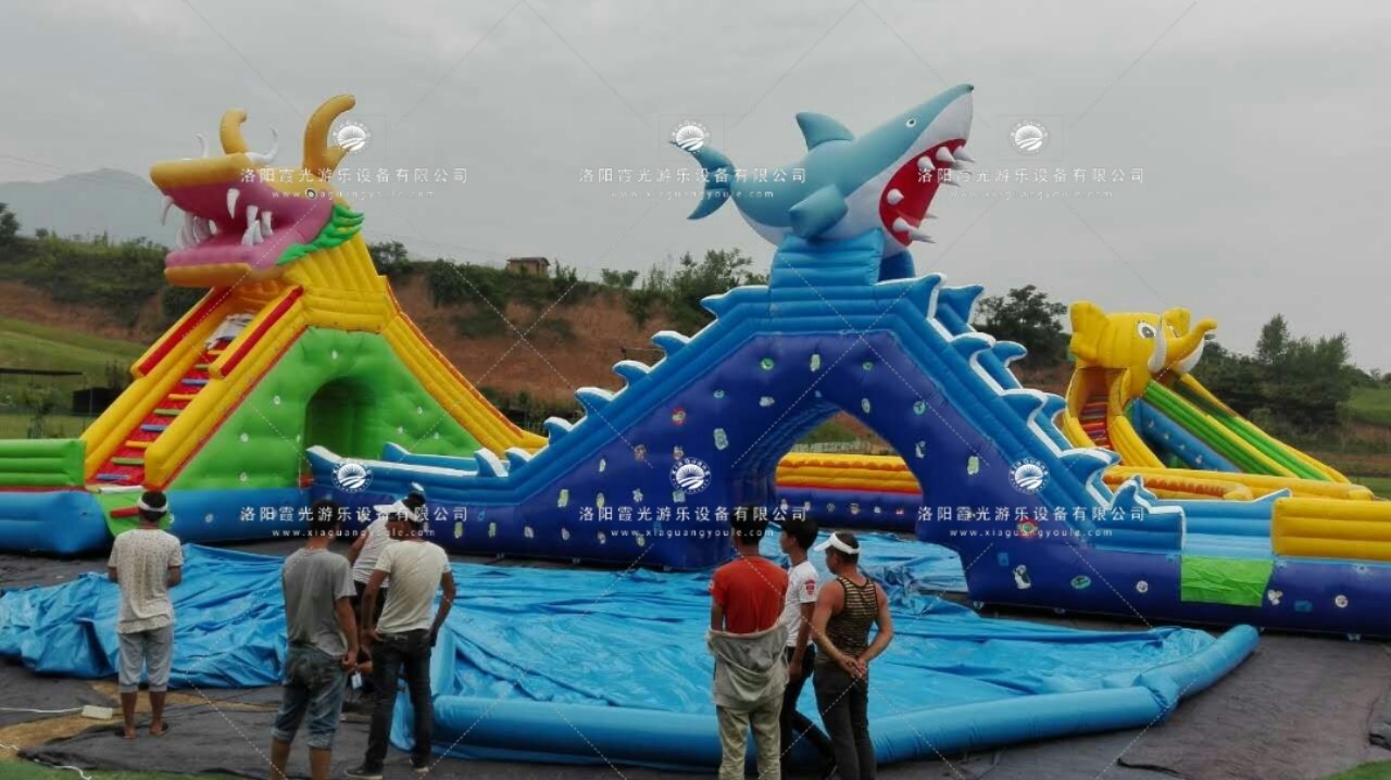 乐业龙鲨嬉水游泳池
